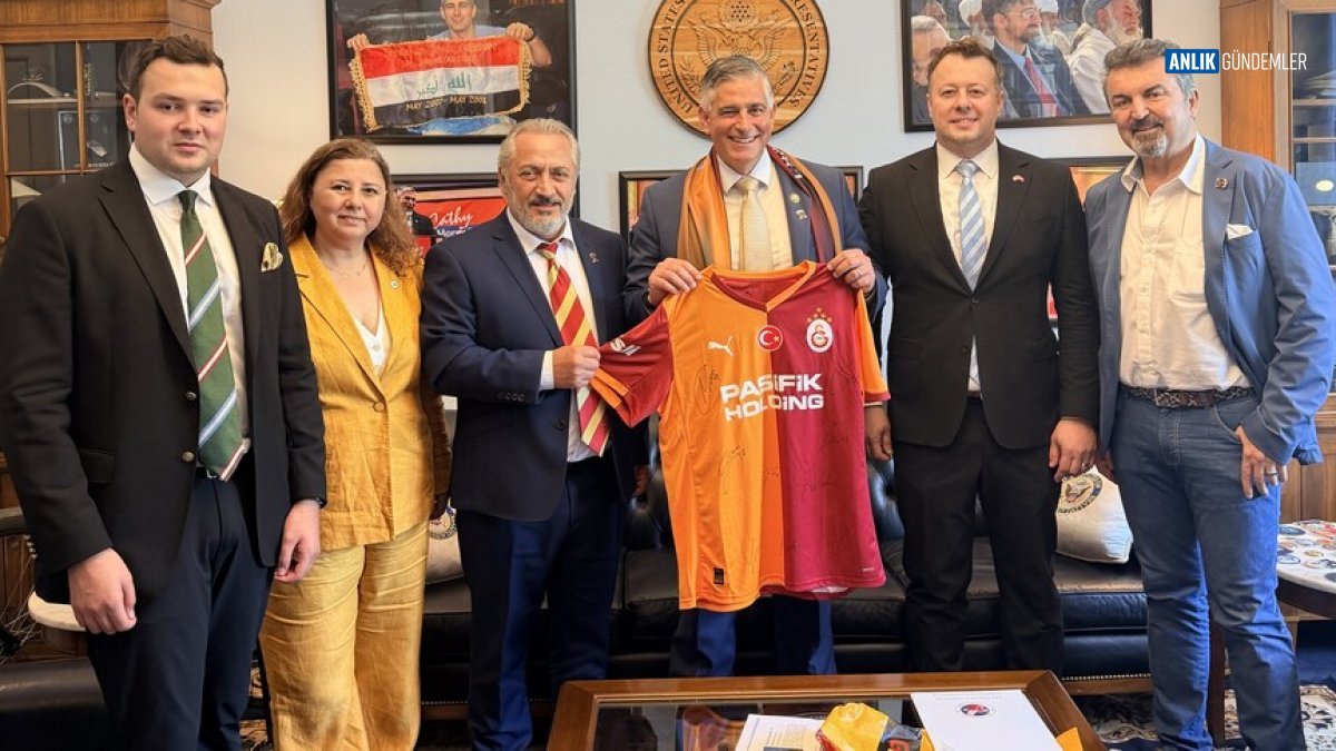 Washington'dan Galatasaray'a Anlamlı Destek: Kongre Üyesi Michael Baumgartner'a Sarı Kırmızı Forma