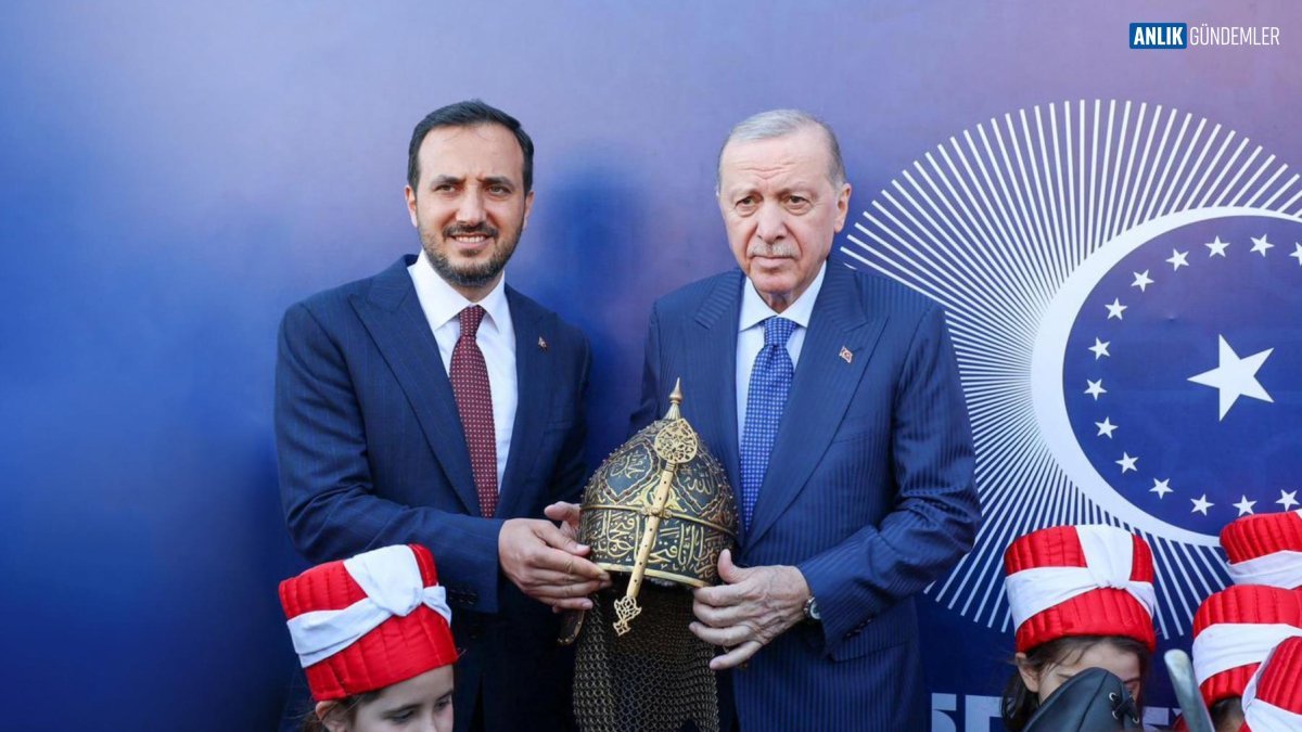 Erdoğan'a Tarihi Miras Teslim Edildi! Fatih'in İzlerini Taşıyan Özel Miğfer Cumhurbaşkanı'nın Oldu!