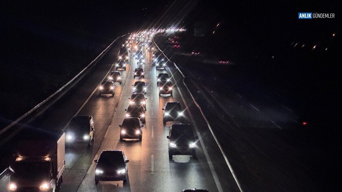 Bayram Dönüşünde Sakarya Geçişi: Anadolu Otoyolu'nda Trafik Yoğunluğu Tavan Yaptı