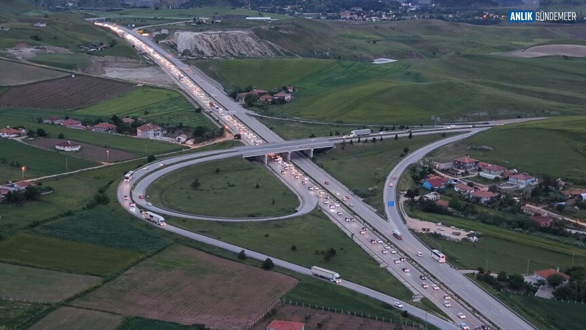 Bayram Dönüşü Kaosu: Yollar Kilitlendi! Milyonlarca Tatilci Trafikte Mahsur Kaldı!
