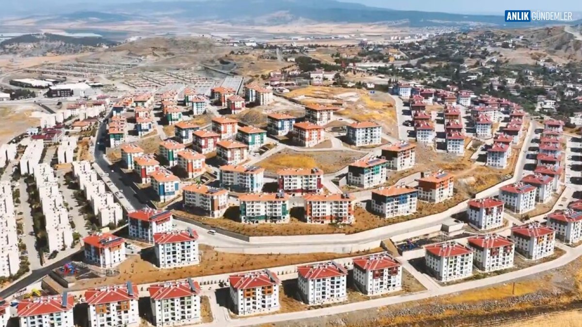 Depremde Yuva Kaybeden Çiftin Bayram Sevinci Yürekleri Isıttı: Bakan Kurum'dan Mutlu Haber!