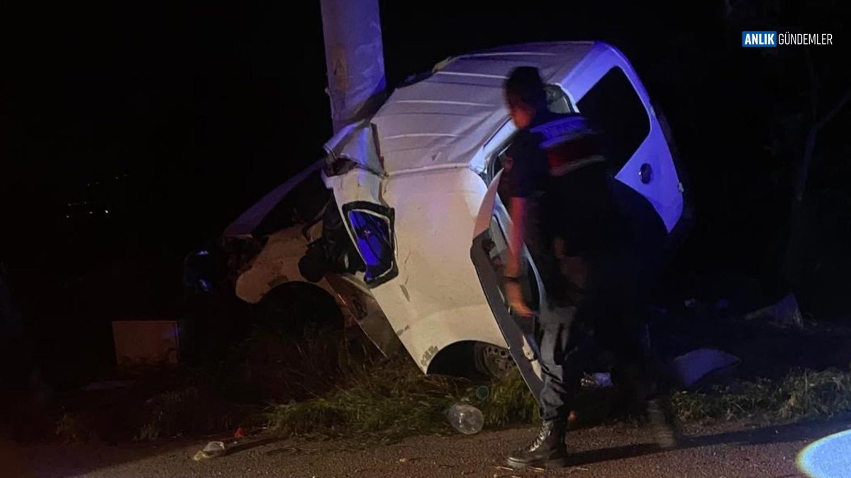 Bayram Dönüşü Korkunç Kaza: Elektrik Direğine Çarpan Araçta 2 Can Yitirildi, 2 Kişi Ağır Yaralı