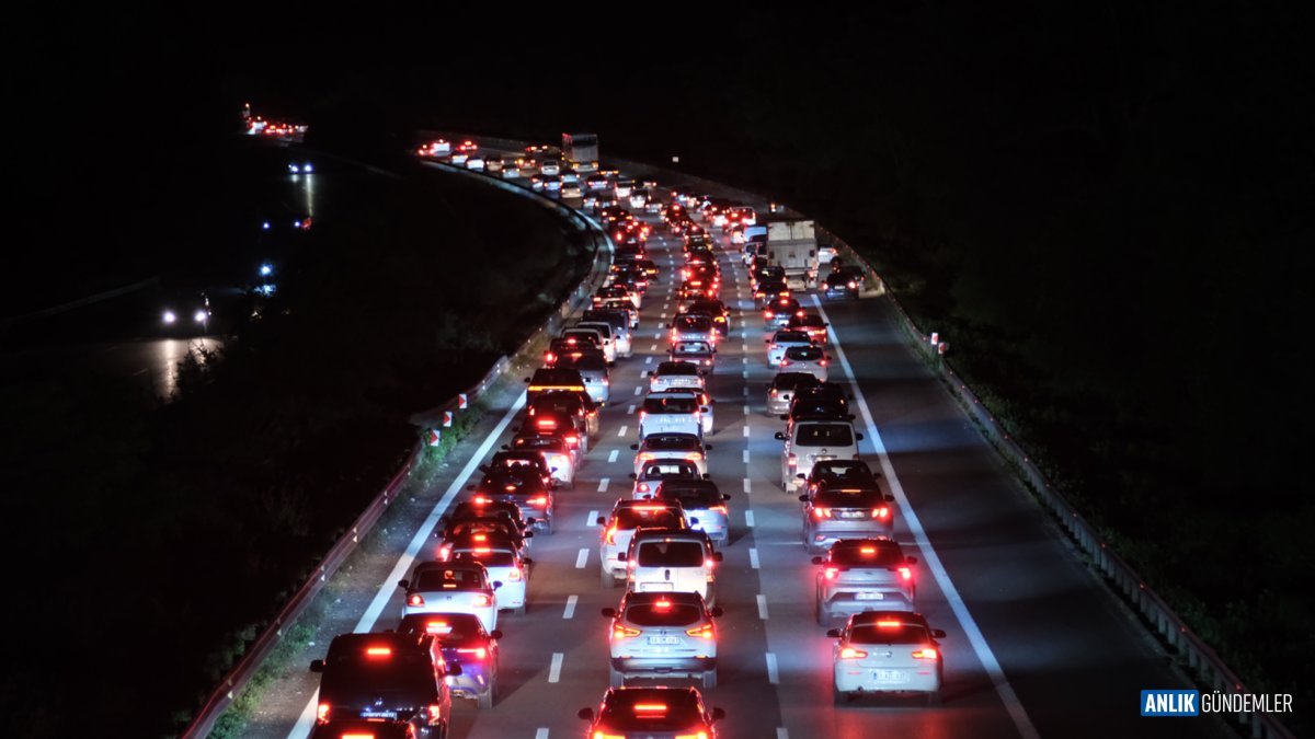 Bayram Dönüşü Çileye Döndü: Yollar Felç, Otogar ve Havalimanları Hınca Hınç!